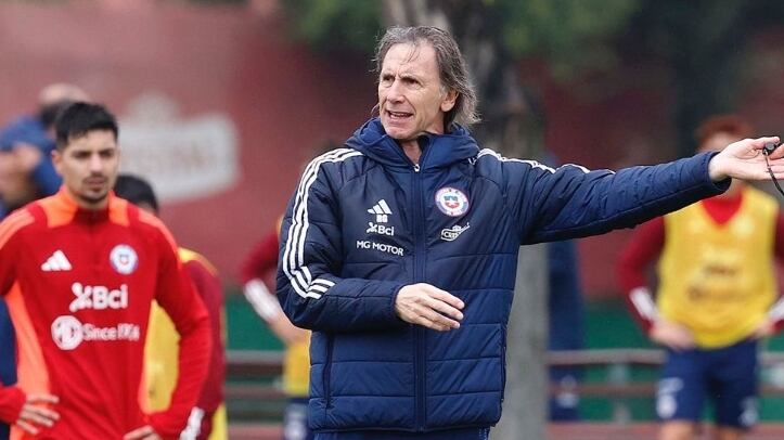 El entrenador de la selección aseguró que el ambiente de pesimismo sólo está en el entorno de la Roja y no en sus jugadores.