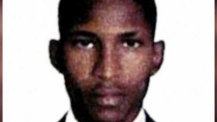 Por cargos vigentes en su país, relacionados con delitos de homicidio, tráfico de armas, drogas y otros delitos relacionados con el crimen organizado transnacional, fue detenido este viernes en Antofagasta un sujeto de nacionalidad colombiana buscado internacionalmente.
El Jefe Nacional Subrogante de Cooperación Internacional, subprefecto Cristian Serón Leal, recalcó que el individuo fue puesto a disposición del Juzgado de Garantía durante esta jornada para su correspondiente Audiencia de Control de Detención, de acuerdo a la orden y decreto emanada de la Corte Suprema de Justica, en virtud a los tratados y acuerdos vigentes entre los países.
Esta es una nueva muestra de la cooperación policial internacional de acuerdo a las palabras del oficial, encabezada efectivamente por la Oficina Central Nacional (OCN) Interpol de Santiago, por medio de otros equipos multidisciplinarios de la Policía de Investigaciones (PDI) de Chile, que logró este exitoso resultado en cooperación y coordinación con la Policía Nacional de Colombia.
Sobre el ingreso del detenido, subrayó que se pudo verificar que esta persona no registraba movimientos migratorios por pasos habilitados y controlados por la PDI.
El subprefecto Serón también comentó la forma en que se actúa en casos de esta índole. "La cooperación internacional que permite la detección de prófugos de la justicia, se inicia con el encargo judicial respectivo en el país de origen, remitido a la OCN de ese país, en este caso Colombia; y luego es transmitido a través de mensaje oficial, a las OCN donde esa oficina de origen, piensa o cree que puede estar el blanco de investigación.
Por otro lado, en la base de datos de Interpol están disponibles los encargos de todos los prófugos de la justicia a nivel internacional las 24 horas del día. Este tipo de alerta se denomina "Difusión Roja".
El oficial agregó que cuando los detectives se percatan de la presencia de un sospechoso que ha sido buscado a nivel internacional, revisan los antecedentes en la base de datos de Interpol y la OCN Santiago articulándose con otras unidades de la PDI a nivel territorial, dependiendo la zona geográfica donde se presume que se encuentra esta persona con el objetivo de lograr el resultado que se obtuvo en este caso.
Por último, Serón enfatizó que se trata de un trabajo integrado de diferentes unidades de la PDI, que al tener indicio de que un prófugo de alta peligrosidad, como en este caso, se encontraba en la ciudad de Antofagasta, pudo lograrse la detección y detención de este prófugo