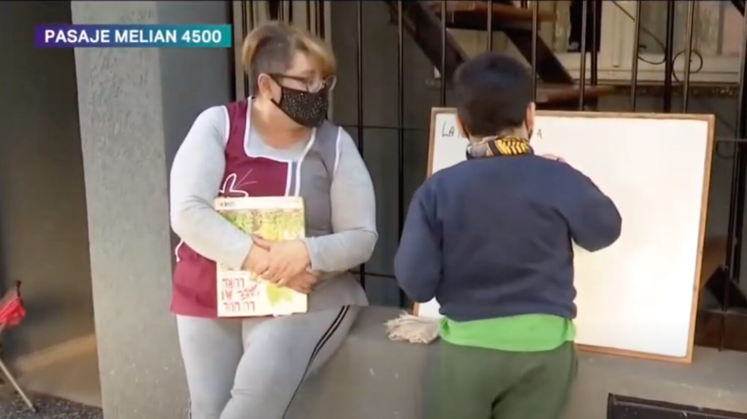 Profesora clases en la calle