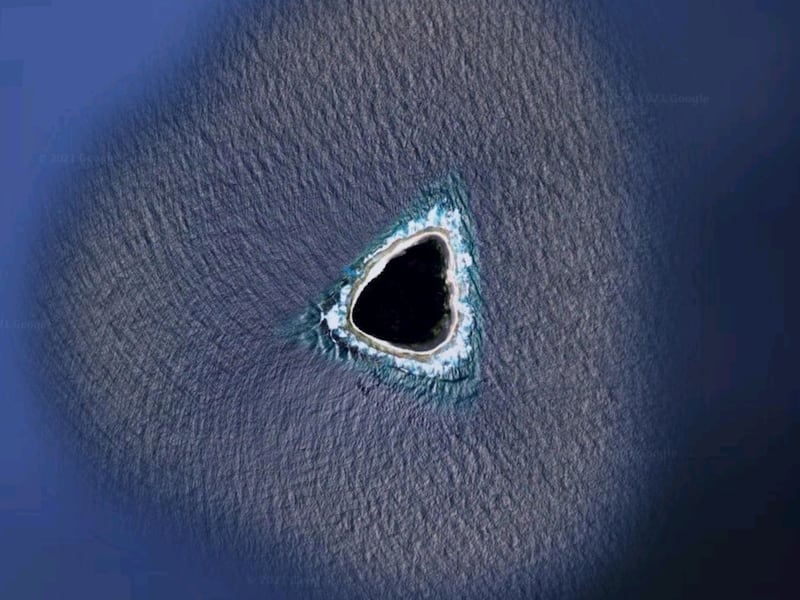El misterioso “agujero negro” en medio del océano que fue encontrado en Google Maps