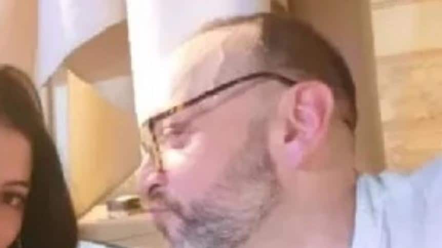 Fue en el programa Sabores de Zona Latina, donde el actor Sebastián Layseca dio a conocer que -aparte de estar presentando una obra en el Teatro San Ginés., llamada “Terminamos por ti”- se encontraba feliz de la vida con su nueva relación de pareja, tras su quiebre con Carmen Gloria Bresky, luego de 20 años de matrimonio.
Si bien, no quiso revelar la identidad de quién conquistó su corazón, sí reconoció que está feliz de la vida con el romance a flor de piel.