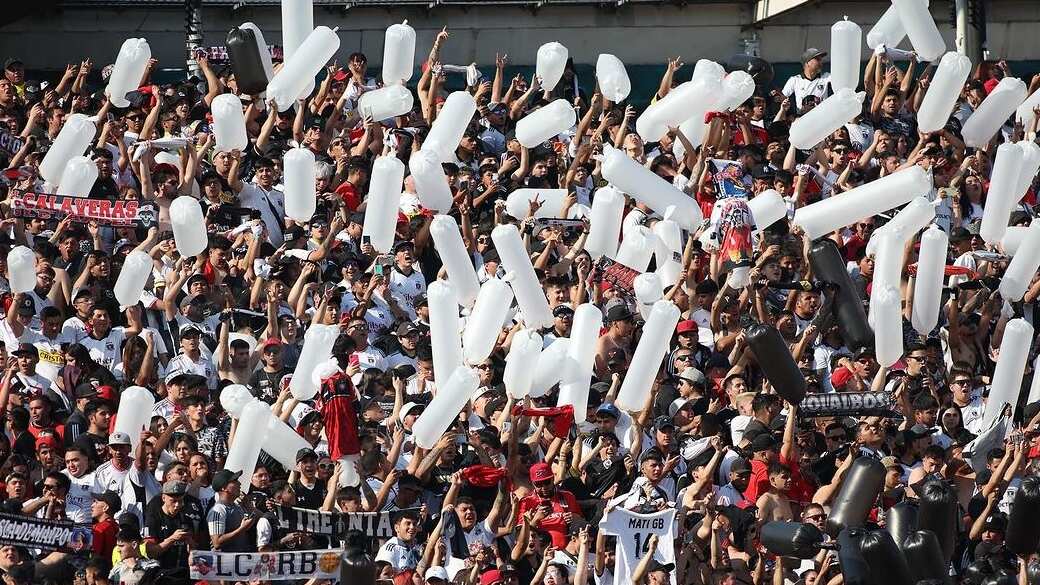 Hinchas de Colo Colo en el estadio Monumental.