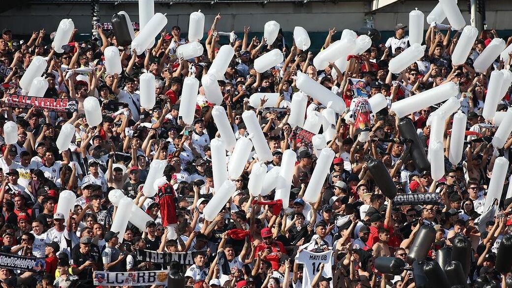 Hinchas de Colo Colo en el estadio Monumental.