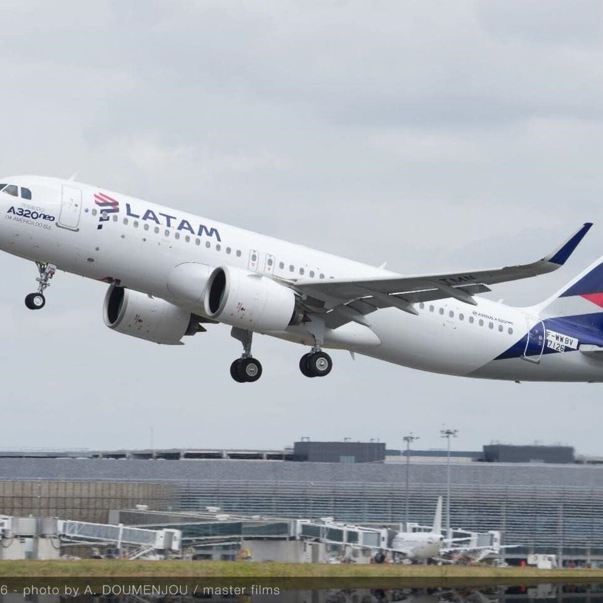 Latam demanda a pasajero ebrio por aterrizaje de emergencia Latam demanda a pasajero ebrio por aterrizaje de emergencia