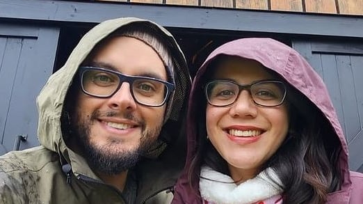 El matrimonio de periodistas del canal público tiene tres celebraciones de aniversario de su matrimonio de cuatro años.
