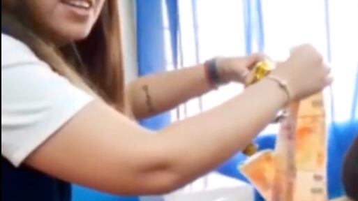 Alumnos le regalan torta con billetes a profesora