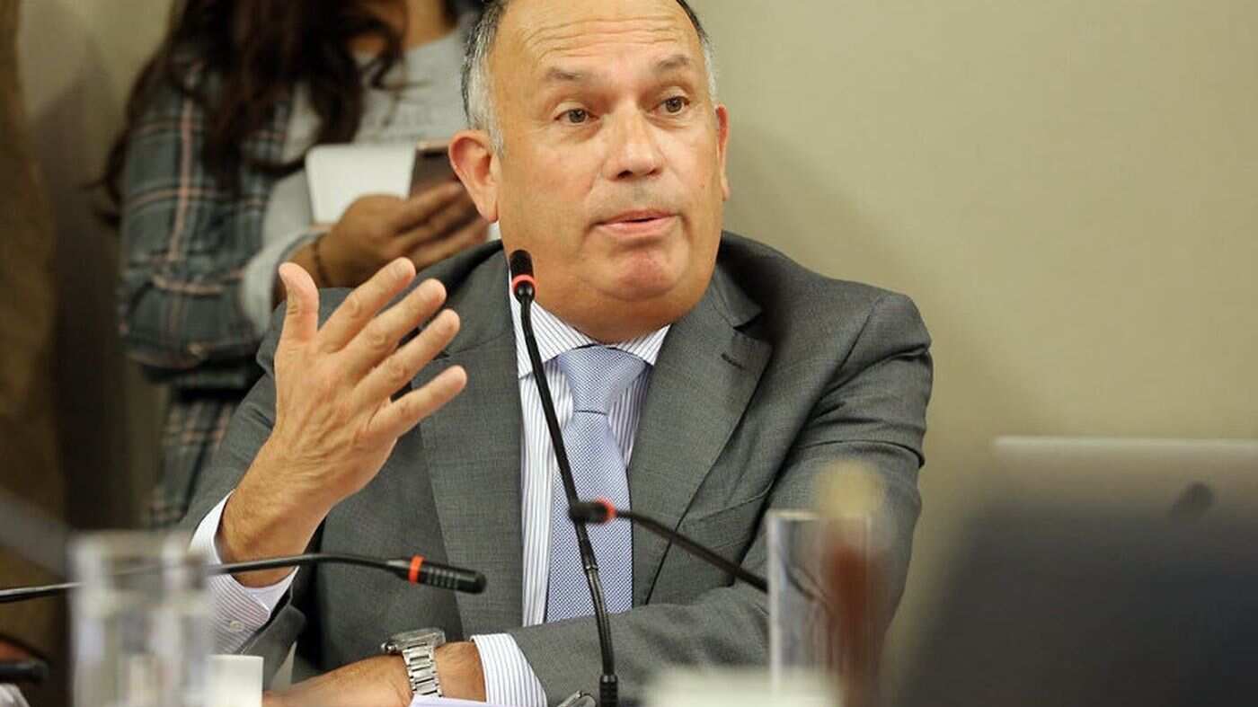 El padre del Presidente Gabriel Boric, Luis Boric Scarpa, lanzó un feroz reclamo en Twitter contra el diputado UDI, Sergio Bobadilla, debido, precisamente a su historial de publicaciones en la red social.
“Por alguna razón vi cuenta tuit diputado Bobadilla. No lo ubico y no se aún su distrito y partido (lo averiguaré). Llama atención lo tóxico de sus tuit”, escribió, criticando que solo fueran en tono destructivo.
“Nada, absolutamente nada positivo o propositivo. No se como tiene tiempo para escribir pura mugre. Podría difundir su trabajo.