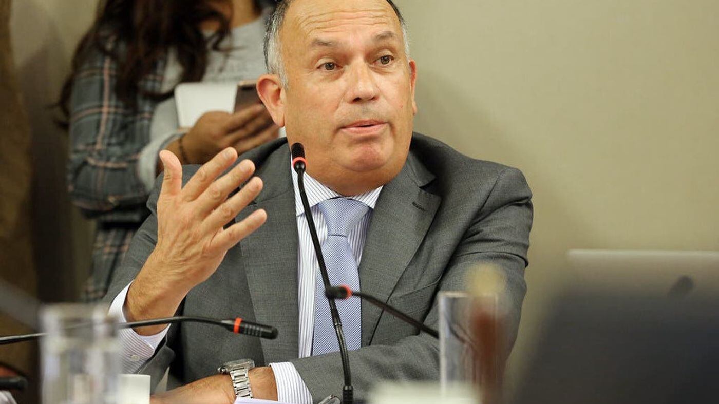 El padre del Presidente Gabriel Boric, Luis Boric Scarpa, lanzó un feroz reclamo en Twitter contra el diputado UDI, Sergio Bobadilla, debido, precisamente a su historial de publicaciones en la red social.
“Por alguna razón vi cuenta tuit diputado Bobadilla. No lo ubico y no se aún su distrito y partido (lo averiguaré). Llama atención lo tóxico de sus tuit”, escribió, criticando que solo fueran en tono destructivo.
“Nada, absolutamente nada positivo o propositivo. No se como tiene tiempo para escribir pura mugre. Podría difundir su trabajo.