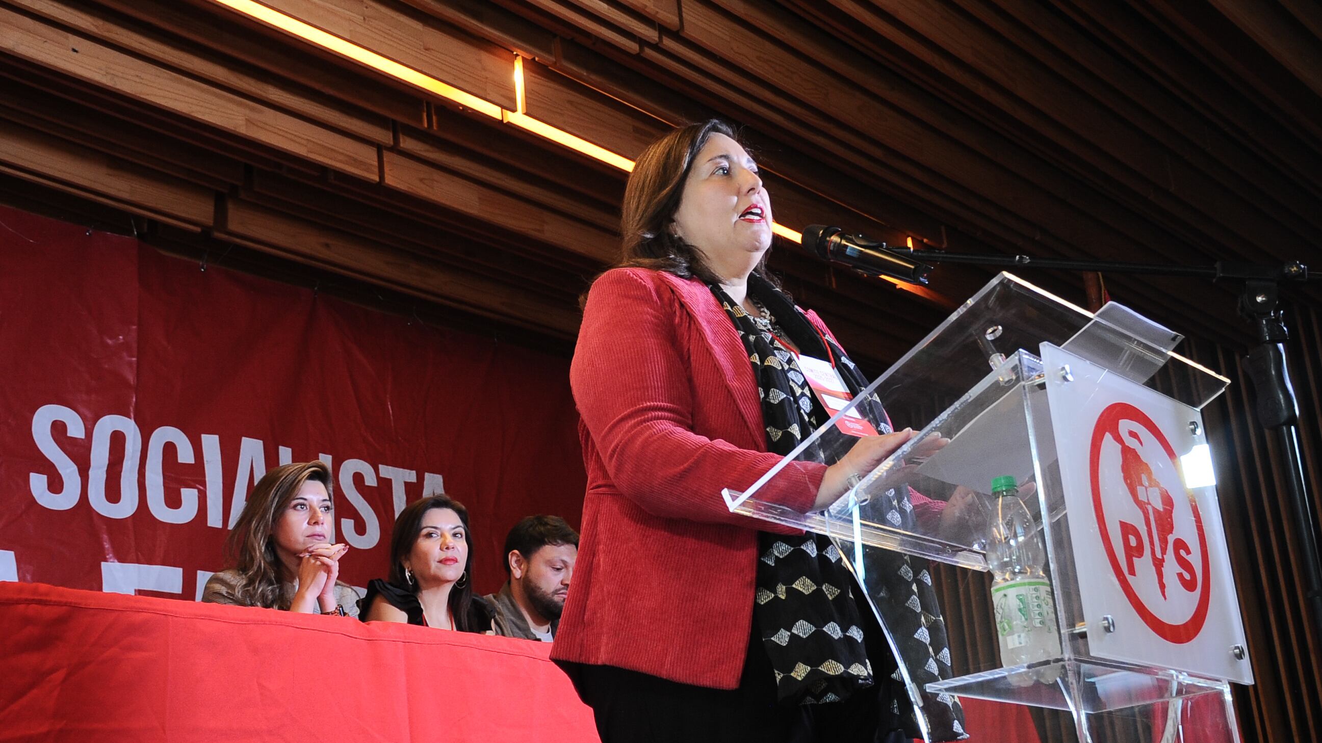 Primera sesión del nuevo Comité Central del Partido Socialista | 12 DE ABRIL DEL 2025 / SANTIAGO
La presidenta del Partido Socialista de Chile, la Senadora Paulina Vodanovic, durante asistencia a la primera sesión del nuevo Comité Central del Partido Socialista, en la cual se espera una definición en materia presidencial.
FOTO: VICTOR HUENANTE / AGENCIAUNO