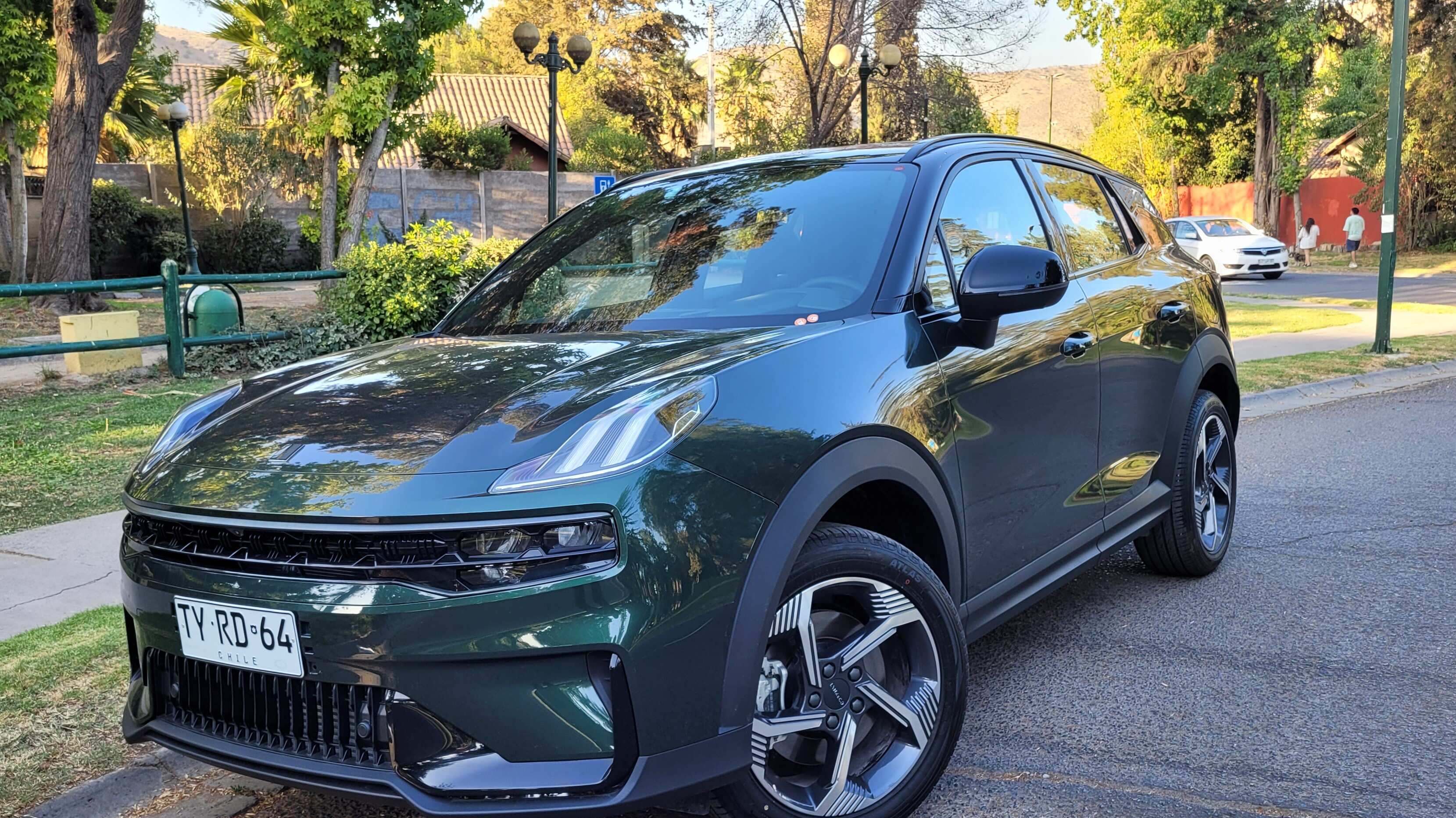 Lynk & Co 06: SUV compacto con tecnología avanzada y diseño distintivo