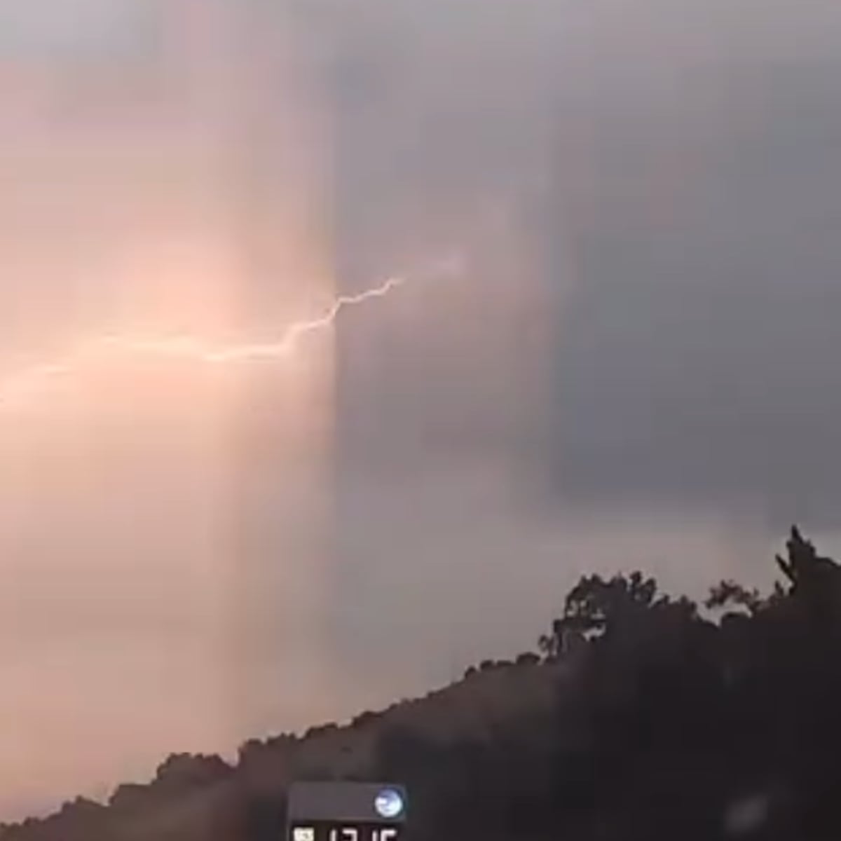Tormenta eléctrica sorprende en sectores precordilleranos de Santiago Tormenta eléctrica sorprende en sectores precordilleranos de Santiago