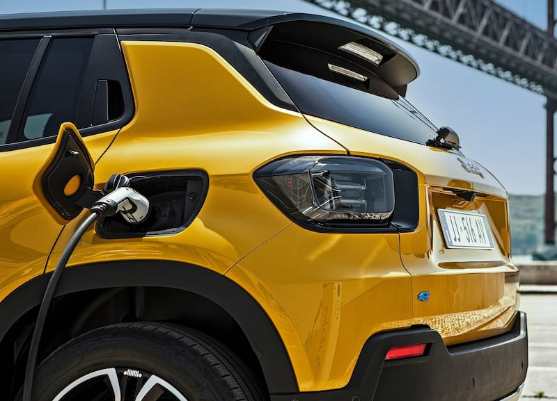 Jeep introduce en Chile el Avenger híbrido y eléctrico