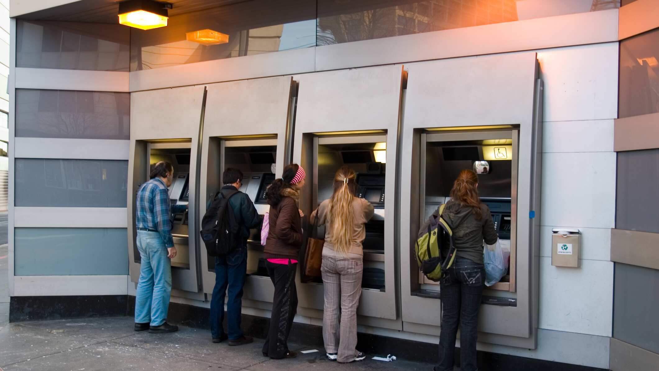 Hay bancos que rechazan 70% de las quejas y resuelven en contra de los clientes; la tarjeta de crédito y débito acaparan las denuncias