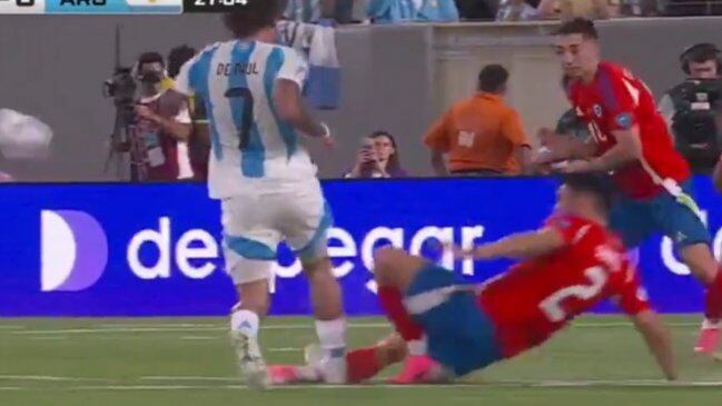 Mientras en Chile respaldaron las palabras del exarbitro argentino Javier Castrilli, en su país los cibernautas lo querían linchar. Esto, porque consideró que el jugador de la albiceleste Rodrigo de Paul tuvo que haber sido expulsado tras darle un pisotón a Gabriel Suazo.
Según comentó en la red X, compartiendo una imegen de la polémica jugada, señaló que de Paul “puso en riesgo el físico del adversario”. Además, aclaró que bajo su criterio como exréferi mundialista “no importa si fue sin intención, es juego brusco y grave”, señaló.
Ante esto, dio su veredicto final, el cual generó la indignación de sus compatriotas. “Debió ser expulsión directa”, enfatizó.
La situación ocurrió en el minuto 26 del partido número dos por la Copa América, entre la selección chilena y Argentina, encuentro que terminó 1-0 a favor del equipo liderado por Lionel Messi. De hecho, el único gol también fue objeto de críticas, puesto que algunos consideraron que los rivales estaban adelantados. Situación que se descartó tras la revisión del VAR, otros que también fueron muy cuestionados por la Marea Roja.