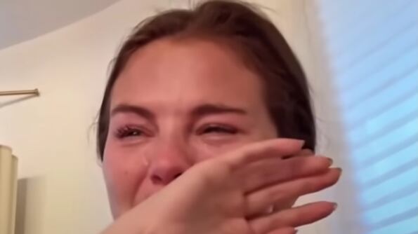 Selena Gómez no aguanta las críticas y borra video donde llora por deportaciones de mexicanos: “Lo siento mucho”.