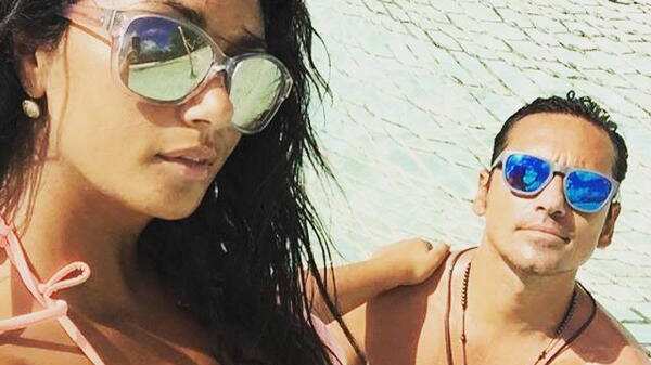 Un demanda por el delito de lesiones graves fue presentada por una mujer contra el modelo, empresario y expareja de Pamela Díaz y Carla Ochoa, Pedro Bastidas, quien le habría propinado un fuerte golpe de puño en la cara en una reconocida discoteque del sector oriente de Santiago.
Los hechos se remontan a la madrugada del 4 de febrero del año 2023, cuando la afectada se encontraba en el Club Amanda de Vitacura y es agredida, en primera instancia por la pareja Bastidas. Información que fue dada a conocer en el programa Que te lo digo de Zona Latina. 
“Llegué en grupo aproximadamente a las 01:00 hrs...bajamos a la pista general y me dan una cachetada. Veo y era Vanessa Lancellotti, novia del querellado”, se lee en la acción judicial presentada al Cuarto Juzgado de Garantía de Santiago, el 11 de octubre del mismo año.
Si bien, la afectada, dijo que prefirió no hacer problemas en ese momento, fue al terminar la noche, cuando todos subían por las escaleras para salir al piso uno, cuando se encontró nuevamente con la mujer, quien la agredió nuevamente. Ataque al cual también se sumó Pedro Bastidas.
“Al subir las escaleras con mucha gente alrededor, siento que llega un líquido a mi cara y cuerpo (alcohol). Al mirar, veo que dos peldaños más arriba iba Vanessa Lancellotti junto al querellado”.
En ese momento, la demandante reconoce que respondió a la agresión y lanzó de vuelta el vaso que llevaba en su mano, dándole en el rostro a la mujer.
“En eso siento que ella se abalanza a mí, comienza a pegarme golpes de pies y mano y de la nada, el querellado me propina con su mano empuñada un golpe en el rostro (un combo literalmente), con lo que caigo por las escaleras y pierdo la conciencia por unos minutos (un knock out)”, describió.
Dando cuenta además que “el querellado es un tipo musculoso y de una contextura muy superior a mi persona, quien abusando de su superioridad de sexo, fuerza y actuando sobre seguro, al verme en el piso, además, me sigue golpeando”.