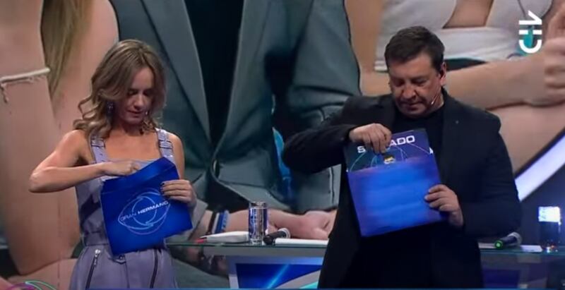 Un épico fail durante el momento cúlmine del reality Gran Hermano se mandó el animador Julio César Rodríguez, cuando dejó en evidencia quién sería uno de los participantes salvados por el público. Esto, al abrir accidentalmente el sobre al revés lo que provocó una ola de bromas en redes sociales.
“Julio la cag…”, “nos spoileó el Julio César”, “qué ahu… se equivocó”, y “epic fail”, lo trolearon.
Todo ocurrió cuando revisó el sobre que le entregó el notario y levantó la tarjeta, sin darse cuenta que la imagen del salvado estaba apuntando hacia la cámara. Por lo tanto, dejó en evidencia, por un segundo, que uno de los afortunados que permanecería una semana más en la casa estudio de Argentina, sería Jorge Aldoney.
Diana Bolocco solo atinó a decir un espontáneo “ups”, mientras JC guardaba rápidamente la foto en el sobre, para conectarse con los participantes de la casa.