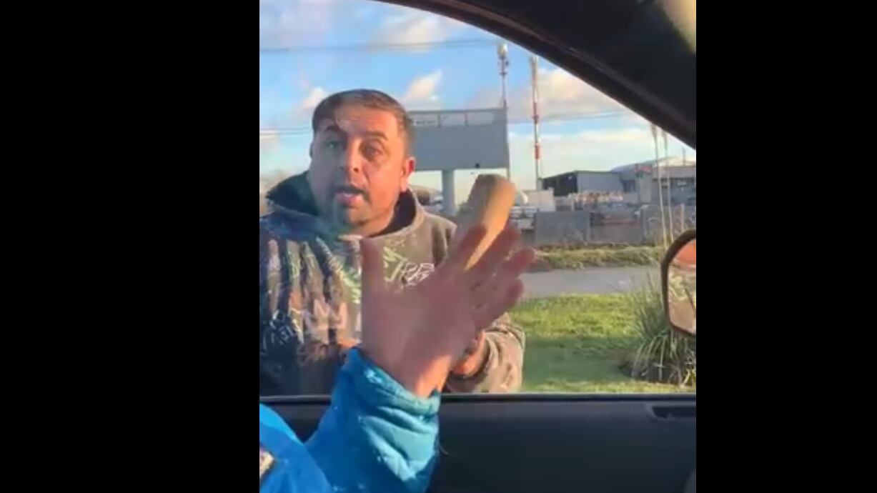 Familia es atacada con un bate por violento conductor en Concepción.