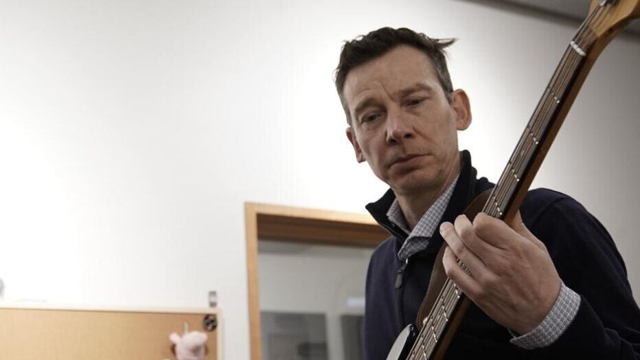 A un mes de cumplir el homicidio de un ciudadano francés en Chicureo, La Brigada de Homicidios de la PDI detuvo a un quinto sospechoso del crimen. Se trata de un menor de 15 años, capturado en la comuna de La Pintana.
Fue la madrugada del 28 de febrero cuando un grupo de antisociales ingresó al inmueble ubicado en el condominio La Reserva en la comuna de Colina y robaron en el domicilio, junto con propinarle la muerte con arma blanca al extranjero de 52 años.