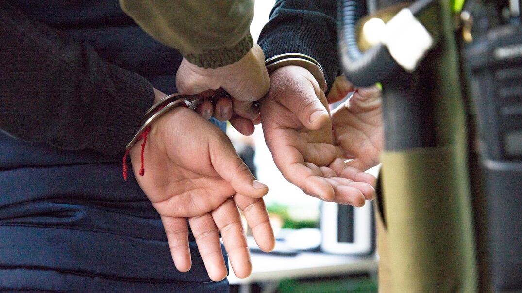 Imagen referencial de un hombre detenido por efectivos policiales.