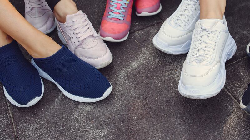 Estudio revela que el 63% de los chilenos usa zapatillas cinco días a la semana y se compran al menos un par al año