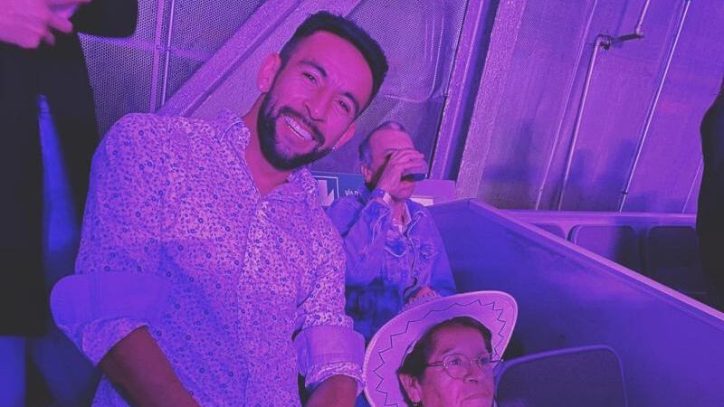 Mauricio Isla junto a su abuela