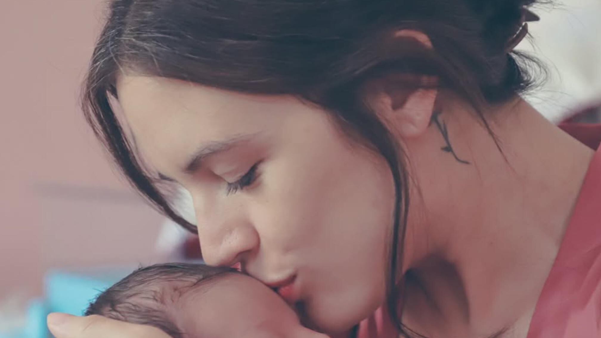 Ministra Camila Vallejo y su hijo recién nacido