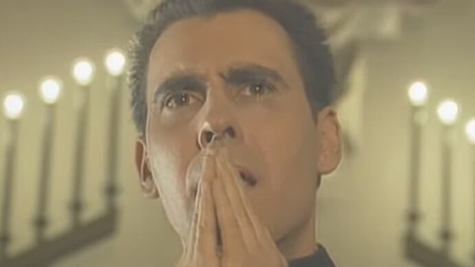 Captura miniserie “Crónicas de un hombre santo”, YouTube