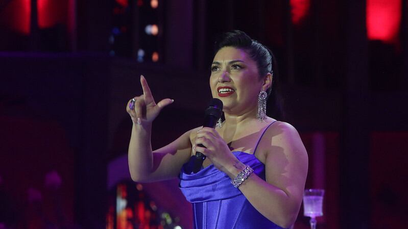 Después de escuchar por más de una hora a Luis Jara con una excelente presentación musical, el público del Patagual quería reír de buena gana con la comediante Yolanda Carmín. Pero, la artista porteña tenía una rutina cargada de canciones y pocos chistes. Por lo tanto, las pifias no se hicieron esperar.
A los 20 minutos de presentación, los animadores del Festival del Huaso de Olmué 2025 salieron al escenario, a sabiendas que ya no lograría revertir los resultados. El público no quería más canciones, a pesar de su excelente voz.
Los pocos chistes tampoco conectaron con la audiencia, aunque sí disfrutaron su megamix de Juan Gabriel, porque sabían que eran sus últimos minutos sobre el escenario.
Si bien le dieron la oportunidad de revertir la situación, los nervios le pasaron la cuenta. De igual forma marcó un peak de 16.7 puntos de rating online, con un promedió 14.5 puntos.
Dentro de los memes en redes sociales, varios destacaron que tenía un gran parecido con la querida chef Fernanda de Top Chef Vip.