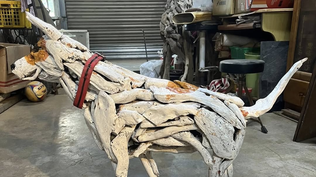 El artista taiwanés Liang Renchuan encontró una forma muy conmovedora de honrar la memoria de su perro Hachiko tras su fallecimiento. Foto: @small80808.
