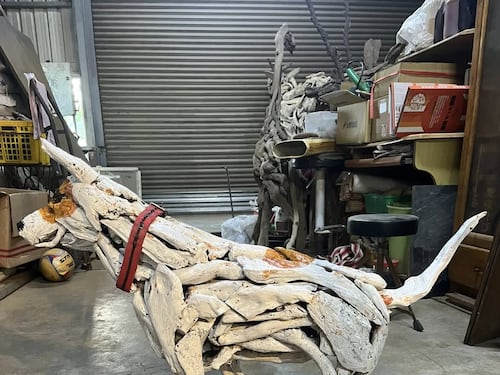 Artista convierte el amor por su perro en una emotiva escultura de madera