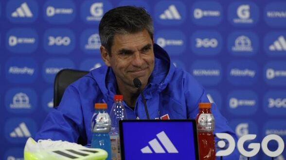 El entrenador de la U reclamó por las filtraciones a los medios y aseguró que entre los azules y Colo Colo las "realidades son totalmente distintas".