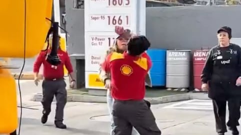 Mujer agrede a trabajadores de Shell
