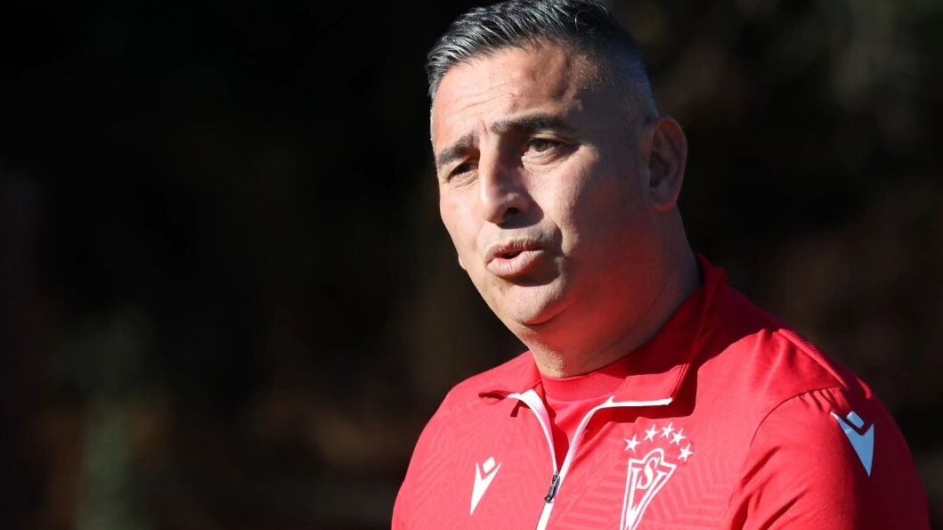 El entrenador firmó hasta 2025 con el club caturro en lo que es su regreso al fútbol luego de casi ocho meses sin dirigir desde que se desvinculó de Ñublense.