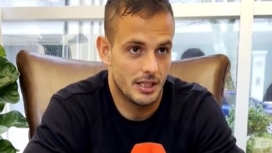 El delantero uruguayo sorprendió en una entrevista en TikTok al aseverar que no tendría problemas en jugar por la U pese a su pasado con la camiseta de Colo Colo.