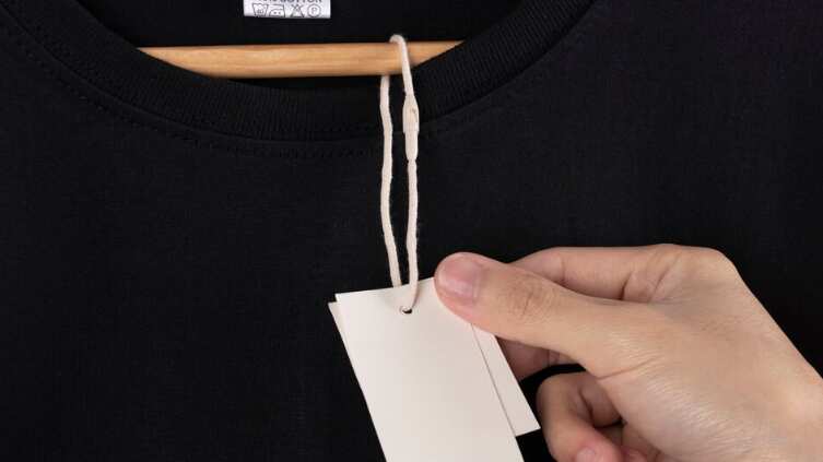 Maqueta camiseta negra en blanco y etiqueta en blanco para publicidad.