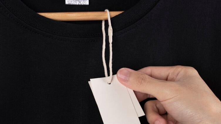 Maqueta camiseta negra en blanco y etiqueta en blanco para publicidad.