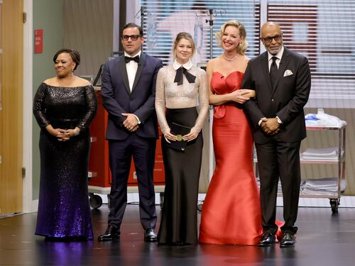 Reencuentro del elenco de Grey’s Anatomy conmueve a fans durante Premios Emmy
