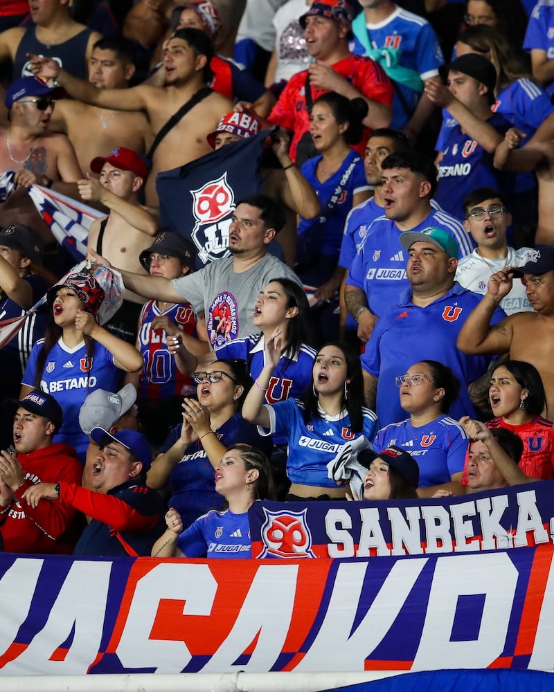 Conmebol sancionó a la U por los gestos y cánticos racistas de los hinchas azules a jugadores de Botafogo.