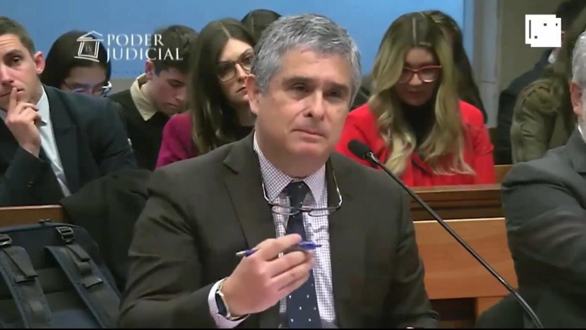 La mañana de este lunes se lleva a cabo el cuarto día de formalización contra el abogado Luis Hermosilla por el Caso Audios, junto a Leonarda Villalobos y su pareja Luis Angulo. Pero, la jornada partió con un tenso momento entre la jueza y Juan Pablo Hermosilla, cuando exponía en defensa de su hermano.
El momento ocurrió cuando Juan Pablo entrega sus apreciaciones respecto a lo que consideraba “mal” que una abogada haya grabado a su cliente, ocasión cuando fue interrumpido por la magistrado, quien le pidió que se enfocara en las “consideraciones de derecho”.
Ahí, Hermosilla rebatió la solicitud, argumentando que “tengo 13 horas de contestar...”, intentó explicar cuando nuevamente fue interrumpido.
“Abogado, disculpe. Yo dirijo la audiencia (...) si va a hacer apreciaciones, que diga relación con el argumento y luego desarrolle el argumento”, le recalcó. Pero, Hermosilla insistió en su defensa, indicando que él determinaba el orden de su exposición.
“Magistrado, yo tengo derecho a defender a mi cliente...No me interrumpa magistrado, porque tengo derecho a hablar. Le pido que me escuche”, contestó determinante.
“Son 12 horas y media de cargos que tengo que contestar. Con la excusa del contexto, esto que acabo de mencionar magistrado, fue mencionado 14 veces. Por lo tanto, yo tengo legítimo derecho a ejercer la defensa para contestar lo que se ha dicho”, insistió.
Además, aclaró que “si yo estuviera refiriéndome a cosas que no se ha referido la contraparte, está bien. Pero, usted los dejó hablar sobre el tema y yo tengo un derecho constitucional a defender a mi cliente”.
Tras esto, la jueza le pidió que argumentara primero y después realizara sus apreciaciones. Pero al abogado defensor no le gustó que le indicaran el orden.
“Pero si el ordeno lo defino yo magistrado, las alegaciones”.
Finalmente, la jueza le pidió que continuara con la defensa, a lo que él respondió que ojalá no lo volvieran a interrumpir.