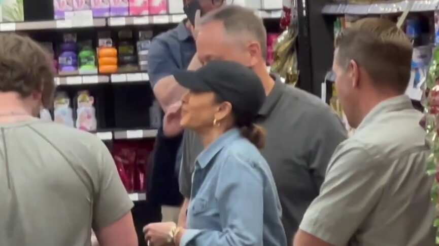 Kamala Harris en plenas compras en un supermercado asiático junto a su esposo, el abogado Douglas Emhoff.