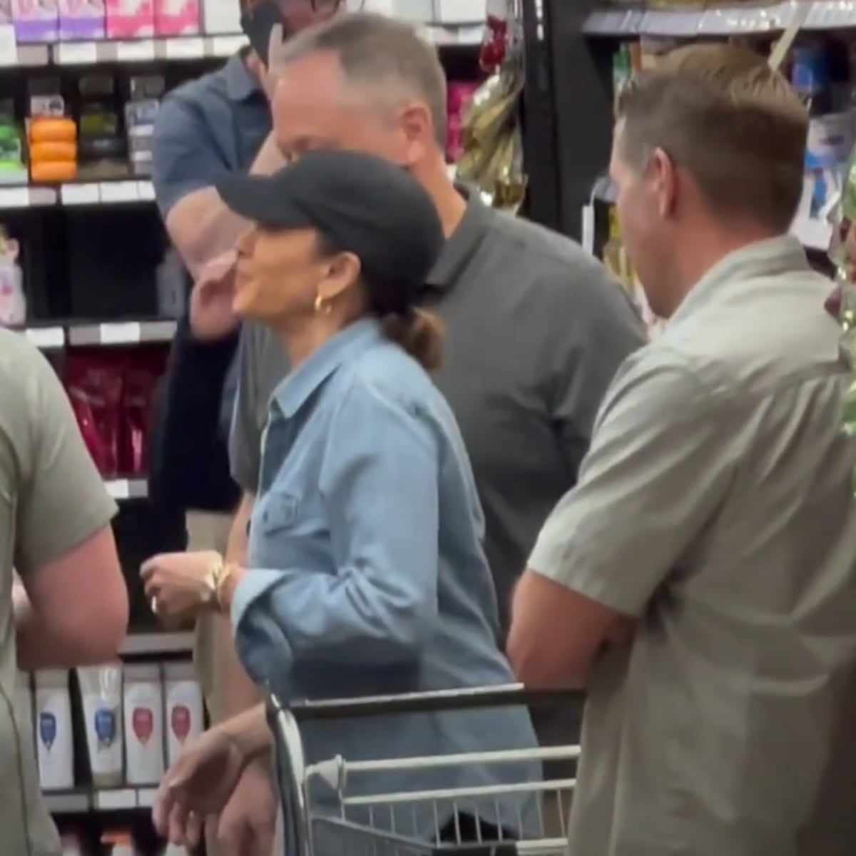 Kamala Harris retoma vida cotidiana con compras en supermercado Kamala Harris retoma vida cotidiana con compras en supermercado