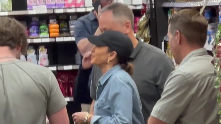 Kamala Harris en plenas compras en un supermercado asiático junto a su esposo, el abogado Douglas Emhoff.