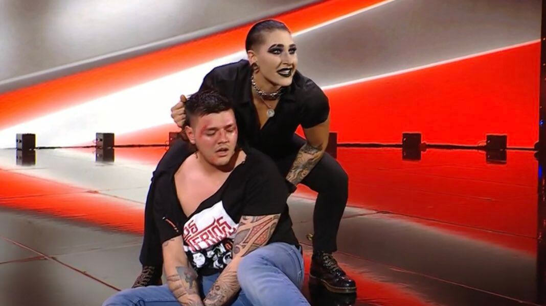 Dominyk Mysterio es sometido.