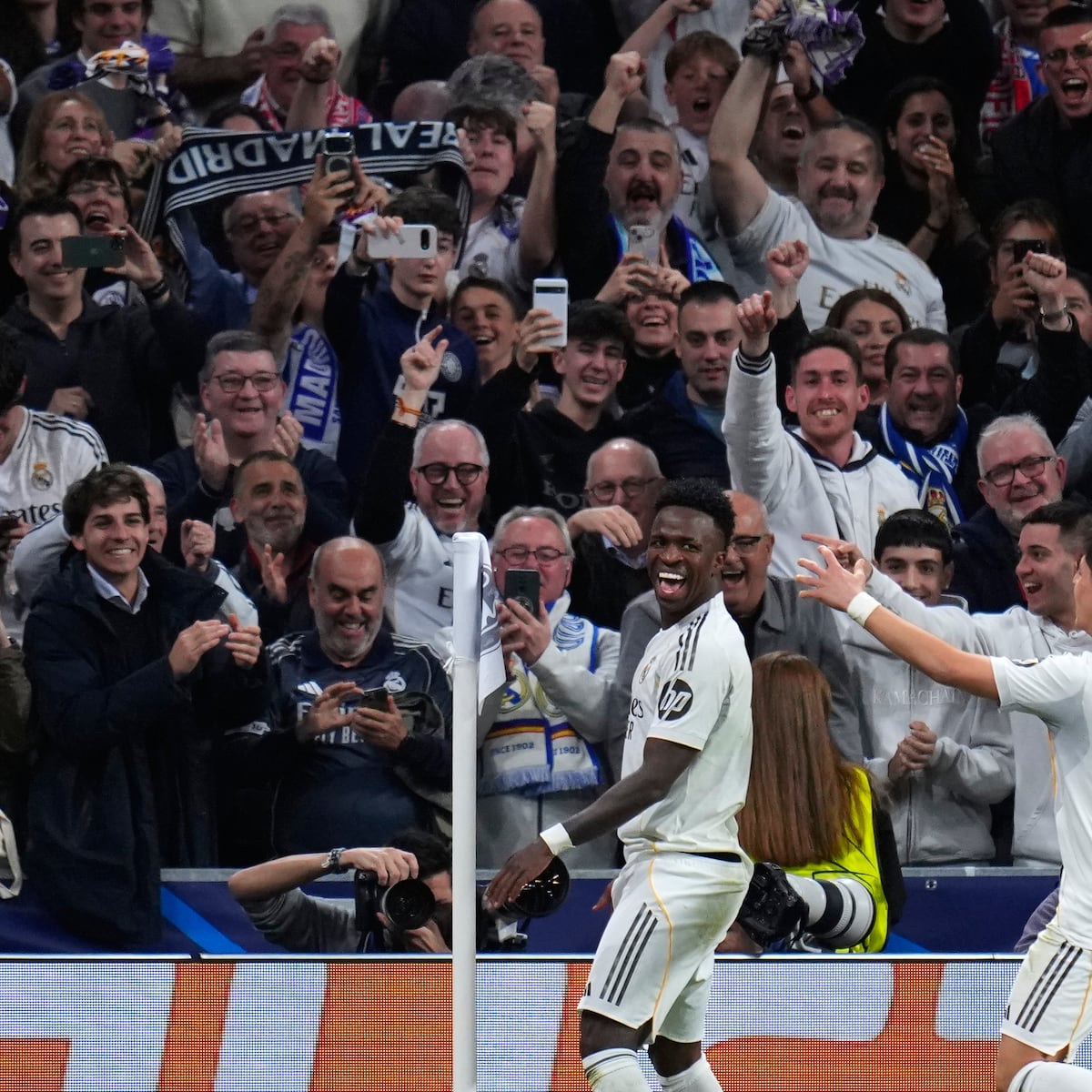 Real Madrid avanza a octavos de Champions League tras eliminar al Benfica Real Madrid avanza a octavos de Champions League tras eliminar al Benfica