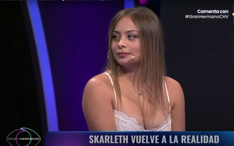 Dicen que Gran Hermano todo lo ve, pero, al parecer, los cibernautas también. Así quedó al descubierto luego que dieran cuenta de un pequeño problema que Skarleth Labra sufrió con su vestuario, cuando estuvo de invitada en el programa satélite del reality, junto a los animadores Diana Bolocco y Julio César Rodríguez. 
La última eliminada de la casa estudio en Argentina, llegó con un llamativo look al estudio, donde se reencontró con sus excompañeros de encierro (Lucas, Maite, Vivi, Bambino y Ariel), su familiares y pololo, y conversó en extenso con los conductores y los panelistas (Fran García Huidobro, Nicolás Quesille, Michael Roldán y Arturo Longton). 
Vistió un corsé de encaje, una falda short de color rosado pálido, y botas blancas con taco. Sin embargo, casi al término del programa comenzó a sufrir con su vestuario, consignó Página 7. 
Fue en el momento en que Diana Bolocco y Julio César Rodríguez le preguntaron a la oriunda de Punta Arenas cuál era el primer hobby que retomaría tras su salida del reality cuando sufrió el chascarro con su atuendo.
Si bien, para muchos pasó desapercibido, no fue así para los ojos de los cibernautas, quienes todo lo ven, al igual que el ojo de Gran Hermano.
