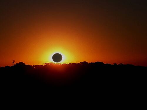¡Prepárate! Este año podrá verse un increíble eclipse solar total al 100% en Chile