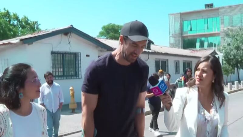 Alcalde Tomás Vodanovic llegó a votar con muletas tras la rotura del tendón de su cadera: reveló cómo se lesionó