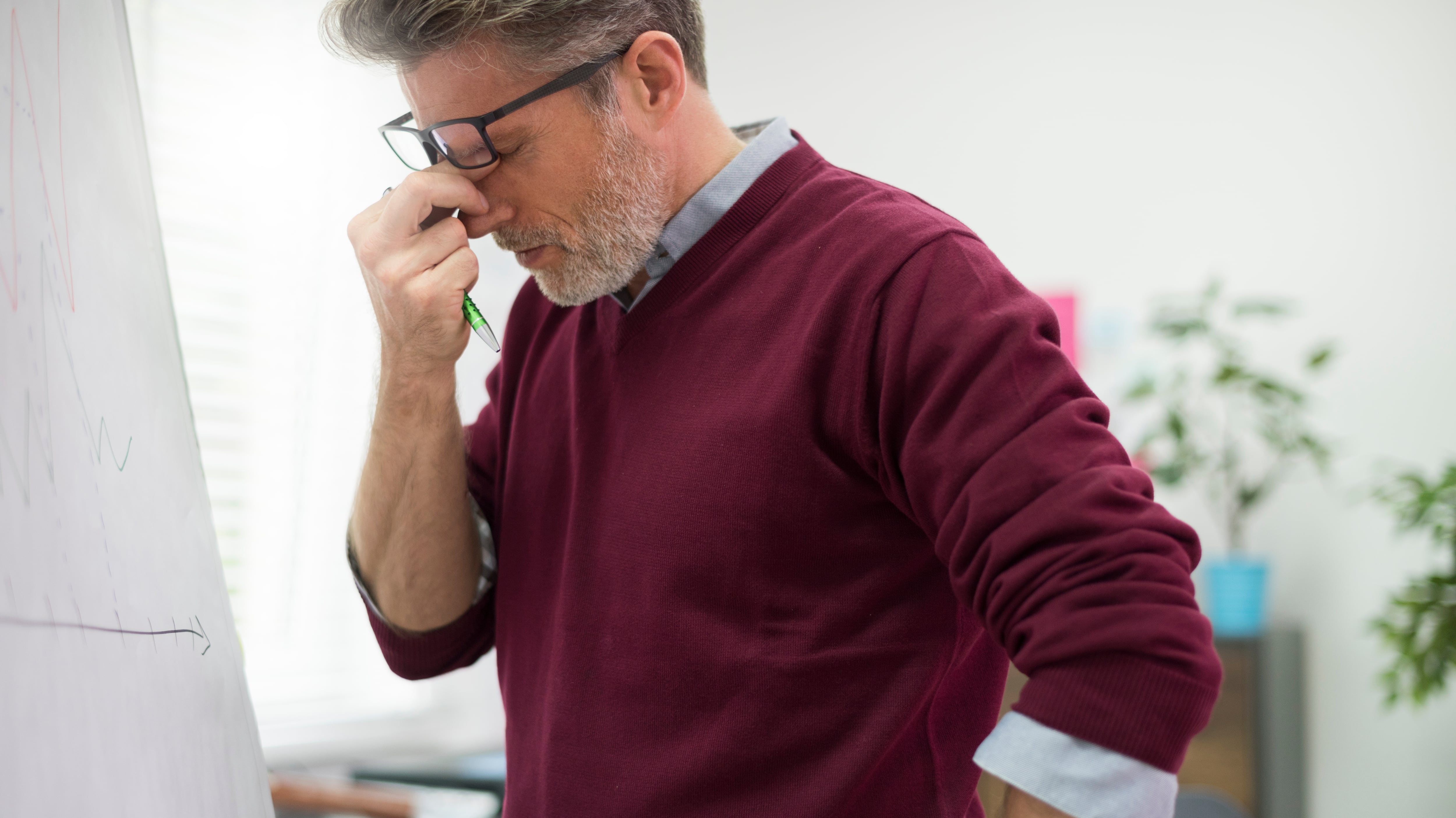 Este término se refiere a los cambios hormonales asociados al envejecimiento masculino, marcados principalmente por la disminución de testosterona. Foto: Magnific.