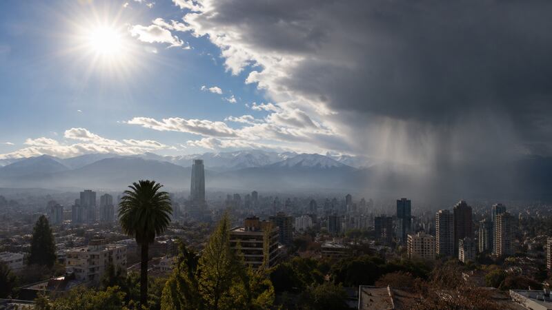 Santiago pasa del calor a la lluvia: día de 24°C dará paso a posible regreso de las precipitaciones esta semana